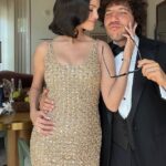 Selena Gomez revelou que seu marido Benny Blanco era de fato seu acompanhante no casamento de Taylor Swift e Travis Kelce na sexta-feira - depois de gerar especulações de que ele estava ausente
