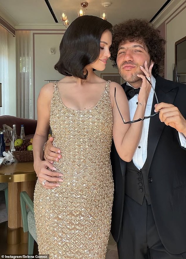 Selena Gomez revelou que seu marido Benny Blanco era de fato seu acompanhante no casamento de Taylor Swift e Travis Kelce na sexta-feira - depois de gerar especulações de que ele estava ausente