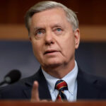 O senador norte-americano Lindsey Graham fala à imprensa ao lado do presidente Trump, cercado por membros do Congresso, em 3 de fevereiro de 2026. / Crédito: SAUL LOEB /AFP via Getty Images