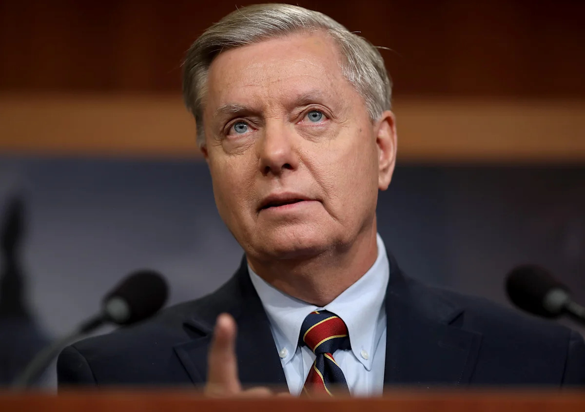 O senador norte-americano Lindsey Graham fala à imprensa ao lado do presidente Trump, cercado por membros do Congresso, em 3 de fevereiro de 2026. / Crédito: SAUL LOEB /AFP via Getty Images