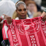 O retorno de Serena Williams em Wimbledon terminou depois que a lenda americana desistiu das duplas devido a uma lesão no joelho no sábado.