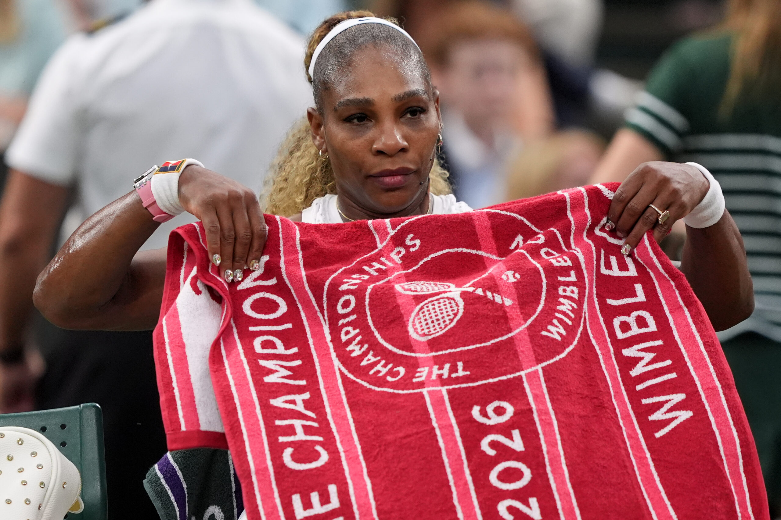 O retorno de Serena Williams em Wimbledon terminou depois que a lenda americana desistiu das duplas devido a uma lesão no joelho no sábado.