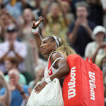 Serena Williams, dos Estados Unidos, cumprimenta o público ao sair depois de perder para Maya Joint, da Austrália, na primeira rodada de simples feminino no Campeonato de Tênis de Wimbledon, em Londres, terça-feira, 30 de junho de 2026