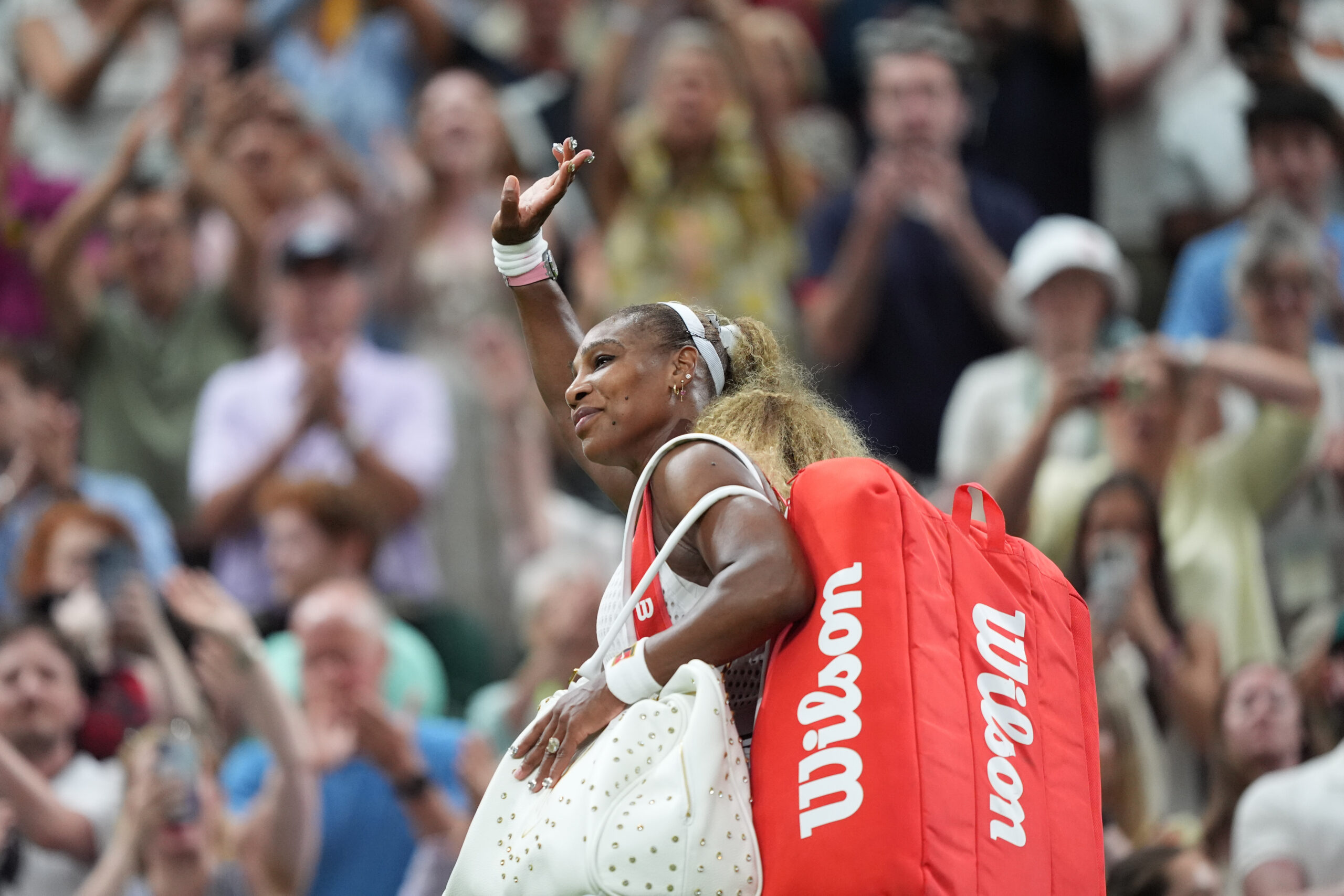 Serena Williams, dos Estados Unidos, cumprimenta o público ao sair depois de perder para Maya Joint, da Austrália, na primeira rodada de simples feminino no Campeonato de Tênis de Wimbledon, em Londres, terça-feira, 30 de junho de 2026