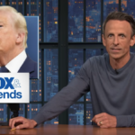 Seth Meyers apresenta 'Late Night' ao lado de uma imagem de Donald Trump e do