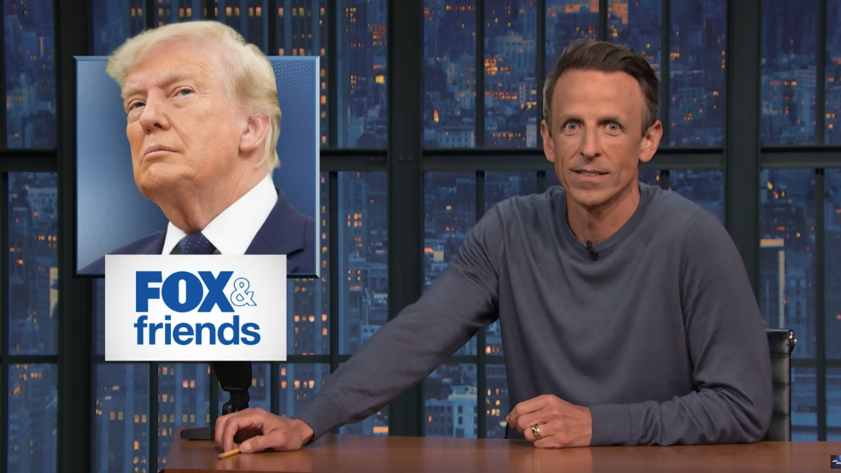 Seth Meyers apresenta 'Late Night' ao lado de uma imagem de Donald Trump e do