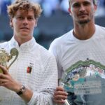 Jannik Sinner da Itália joga um backhand contra Alexander Zverev da Alemanha durante a partida final do Gentlemen's Singles no décimo quarto dia do The Championships Wimbledon 2026 no All England Lawn Tennis and Croquet Club