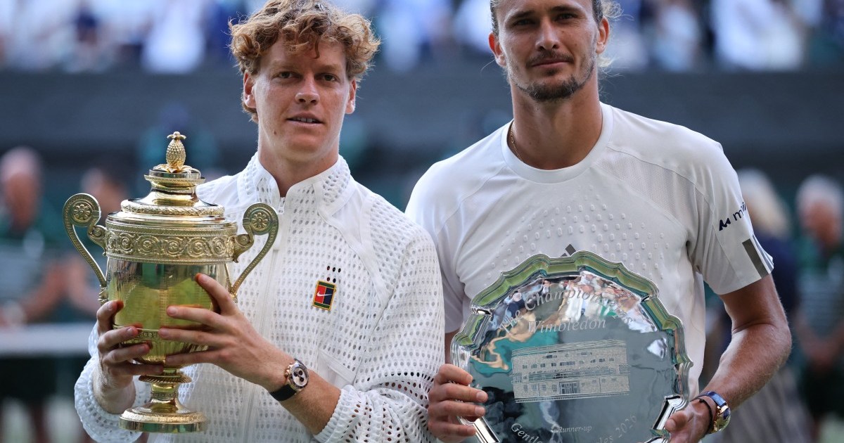 Jannik Sinner da Itália joga um backhand contra Alexander Zverev da Alemanha durante a partida final do Gentlemen's Singles no décimo quarto dia do The Championships Wimbledon 2026 no All England Lawn Tennis and Croquet Club