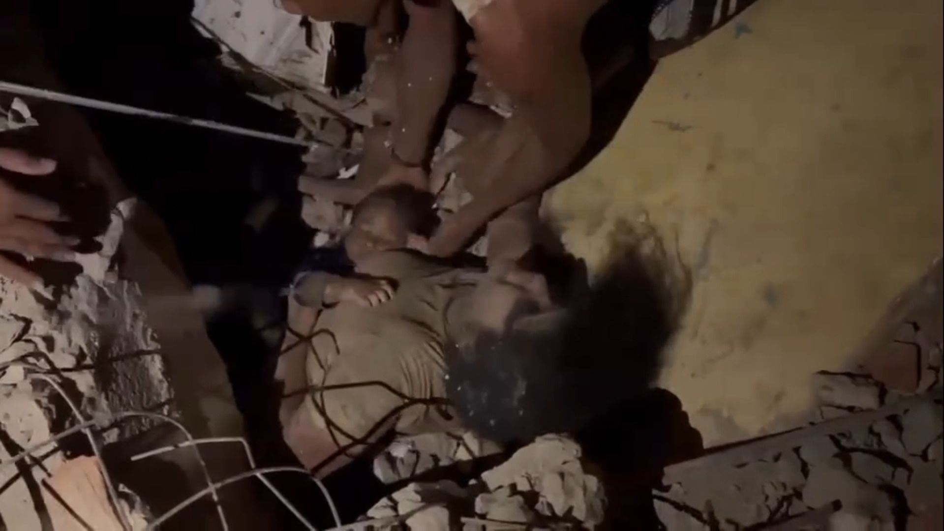 Sobreviventes e corpos ainda sendo retirados dos escombros dias após terremotos gêmeos