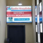Abdiqadir Geedi Robleh mostra uma fita, pronto para ouvir uma gravação pela primeira vez em anos. (Abdimajid Abdillahi Farah/Al Jazeera)