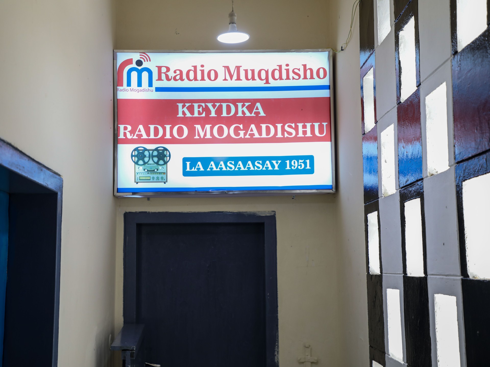Abdiqadir Geedi Robleh mostra uma fita, pronto para ouvir uma gravação pela primeira vez em anos. (Abdimajid Abdillahi Farah/Al Jazeera)