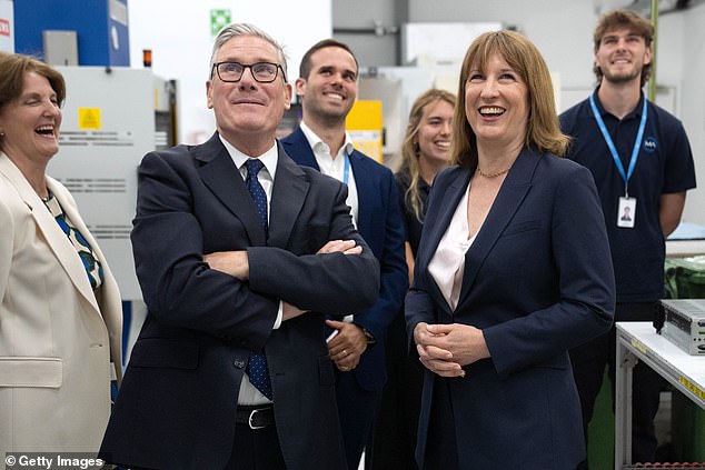 O primeiro-ministro e a chanceler Rachel Reeves se parabenizaram ao anunciar o plano ontem em uma fábrica de drones em Maidenhead