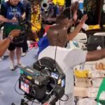 Surgiram imagens da estrela sul-africana Jayden Adams sentado durante as comemorações do time após derrotar a Coreia do Sul por 1 a 0