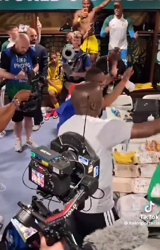 Surgiram imagens da estrela sul-africana Jayden Adams sentado durante as comemorações do time após derrotar a Coreia do Sul por 1 a 0