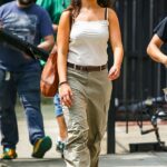 Suri Cruise está seguindo os passos de seus famosos pais, Tom Cruise e Katie Holmes, ao assumir um papel em uma peça icônica de William Shakespeare; retratado na cidade de Nova York em agosto de 2025