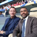 John Terry e Ashley Cole sentaram-se juntos nas arquibancadas em Miami para as quartas de final da Inglaterra contra a Noruega