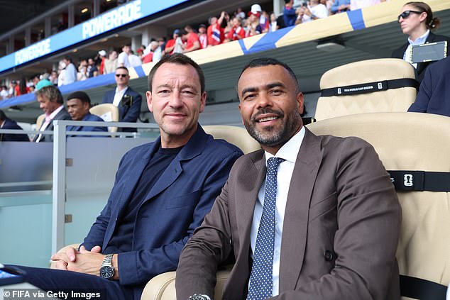 John Terry e Ashley Cole sentaram-se juntos nas arquibancadas em Miami para as quartas de final da Inglaterra contra a Noruega
