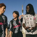 Colaboração de camisas Umbro e T-Mobile; três modelos vestindo as camisetas.
