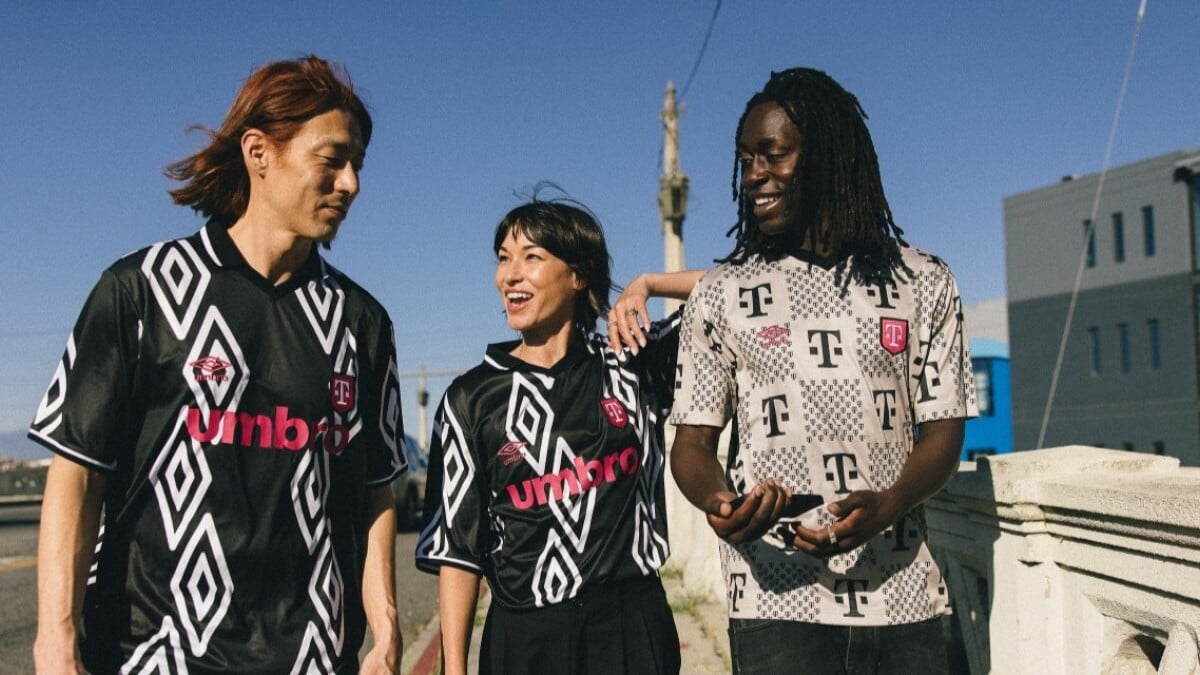 Colaboração de camisas Umbro e T-Mobile; três modelos vestindo as camisetas.
