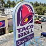 Taco Bell mantém alface em alguns estados, citando risco de ciclospora