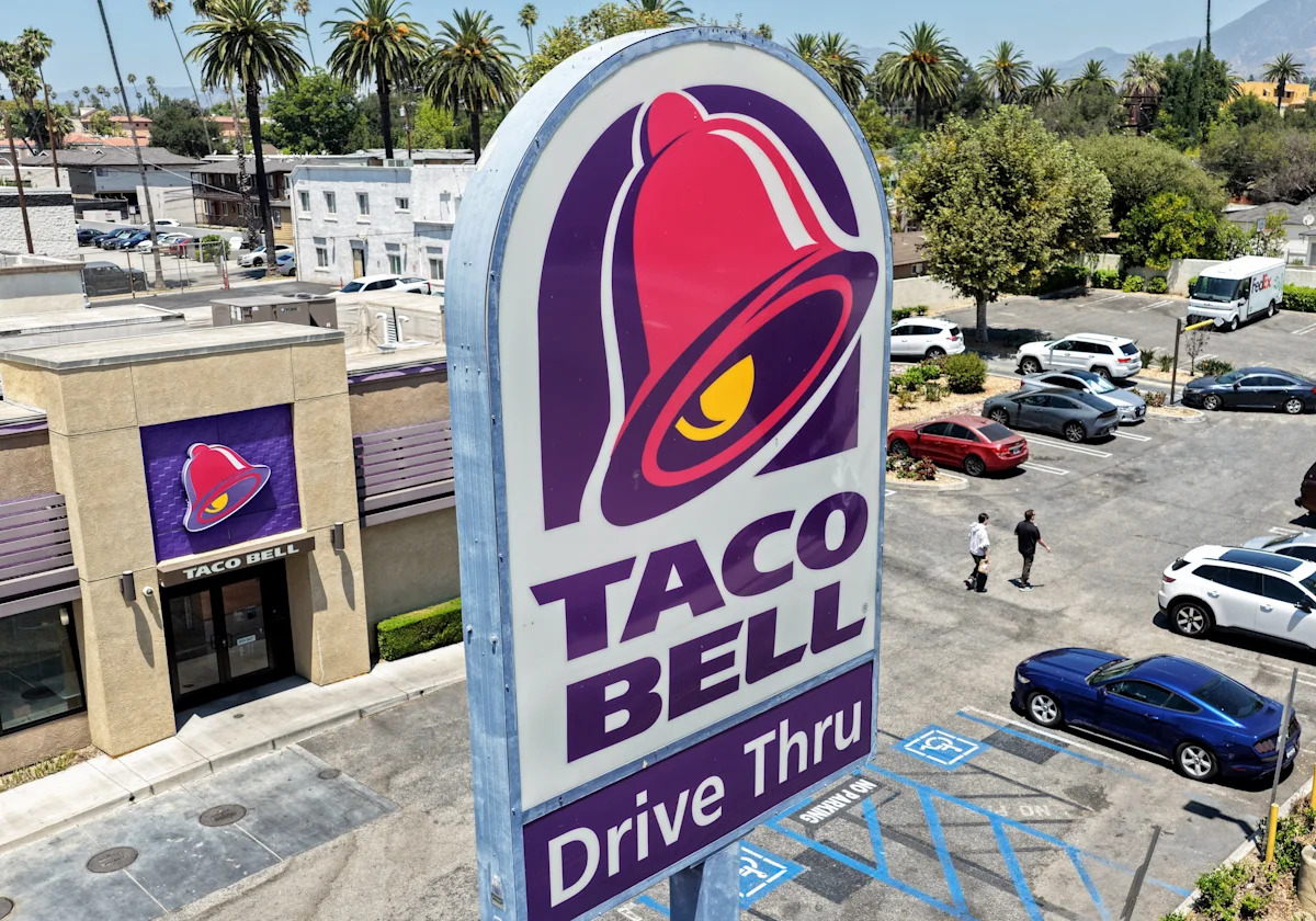 Taco Bell mantém alface em alguns estados, citando risco de ciclospora