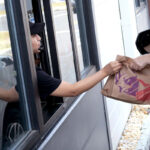 Numa vista aérea, os clientes saíram de um restaurante Taco Bell em 14 de julho de 2026, em Pasadena, Califórnia.