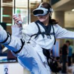 O FUTURO KICKINGIN Um competidor virtual de taekwondo dá um chute alto durante um evento competitivo em Kuala Lumpur, Malásia, em 20 de junho. —AP