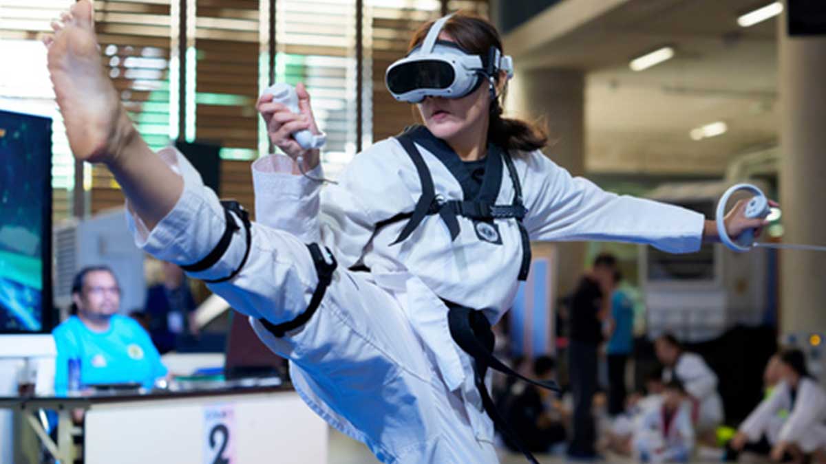 O FUTURO KICKINGIN Um competidor virtual de taekwondo dá um chute alto durante um evento competitivo em Kuala Lumpur, Malásia, em 20 de junho. —AP