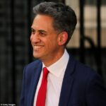 Ed Miliband pode estar enfrentando alguns encontros estranhos em seu novo papel como principal diplomata da Grã-Bretanha – depois de ter feito um discurso explosivo sobre Donald Trump.