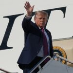 Donald Trump embarcando no novo Air Force One na noite de sexta-feira na Base Conjunta de Andrews