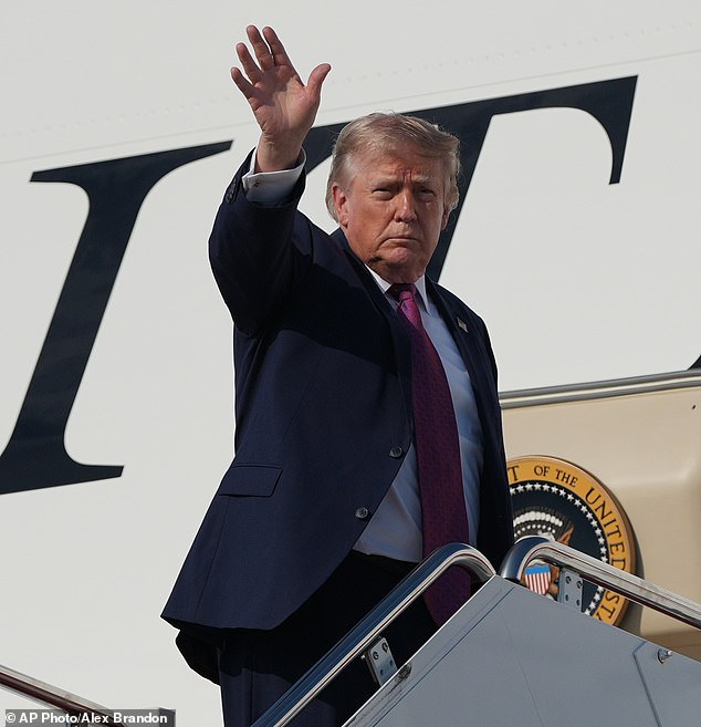 Donald Trump embarcando no novo Air Force One na noite de sexta-feira na Base Conjunta de Andrews