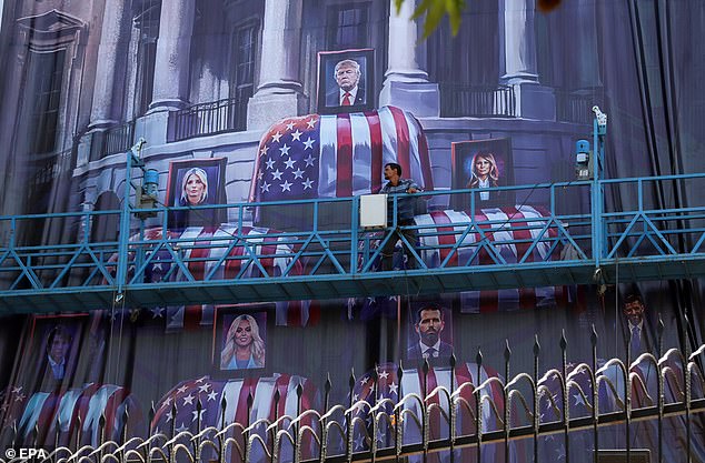 Teerã revelou um outdoor representando o presidente dos EUA, Donald Trump, e membros de sua família acima de caixões envoltos na bandeira americana na quinta-feira.
