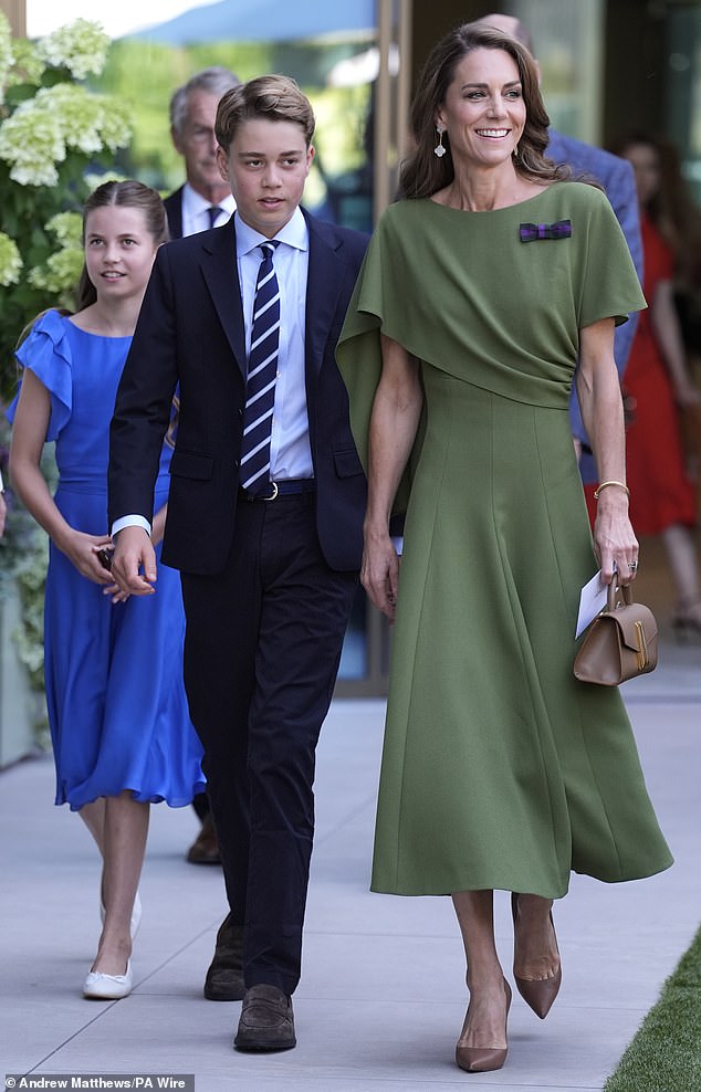 O Príncipe George e a Princesa Charlotte juntaram-se à mãe, a Princesa de Gales, no dia 14 do Campeonato de Wimbledon de 2026, no domingo.