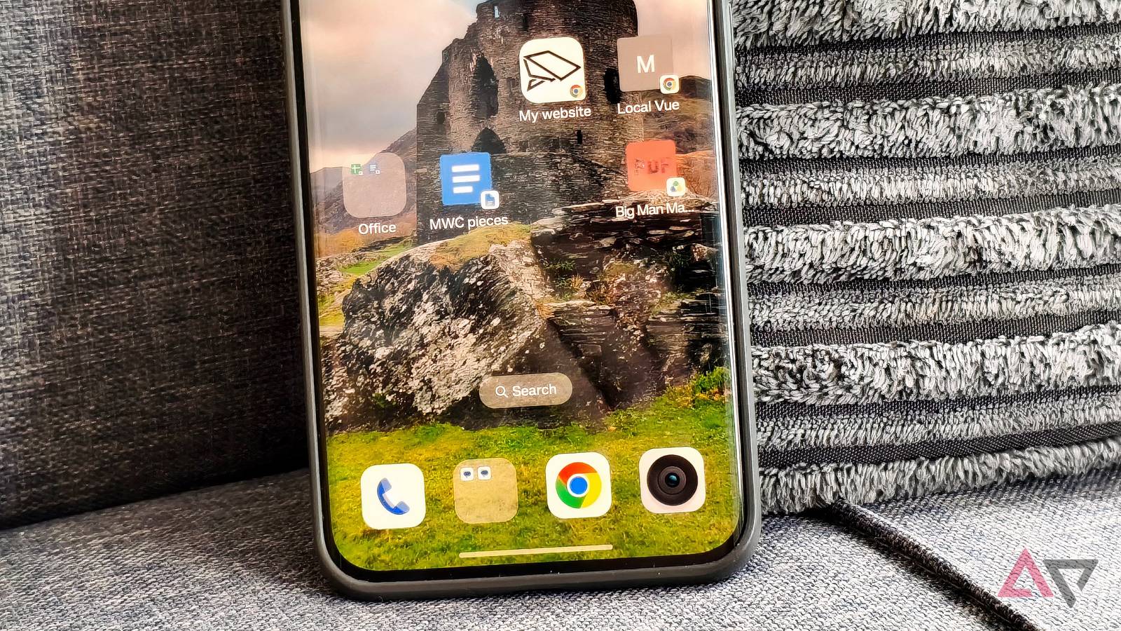 Uma mão organizando aplicativos na tela de um smartphone, cercada por vários ícones coloridos de aplicativos