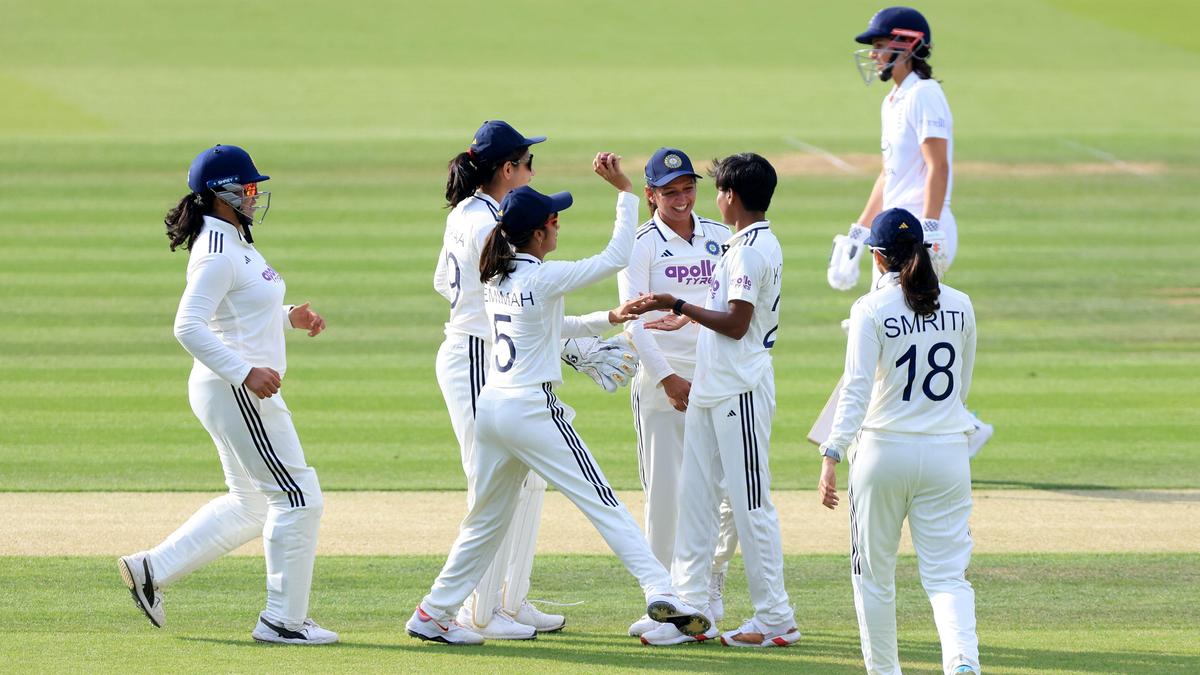 Teste feminino IND vs ENG, placar ao vivo Dia 2: Inglaterra 21/1; Índia lidera por 264