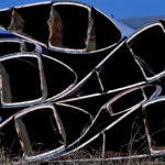 15 de janeiro de 2021; Sweetwater, Texas, EUA; Um gato agachado dentro de uma pá de turbina eólica aguardando reciclagem na Global Fiberglass Solutions em Sweetwater em 15 de janeiro de 2021. A empresa converte pás antigas em material para outros usos de fabricação. Crédito obrigatório: Ronald W. Erdrich/Abilene Reporter-News via USA TODAY NETWORK