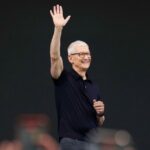 Tim Cook participa da Conferência Sun Valley ao lado de Eddy Cue