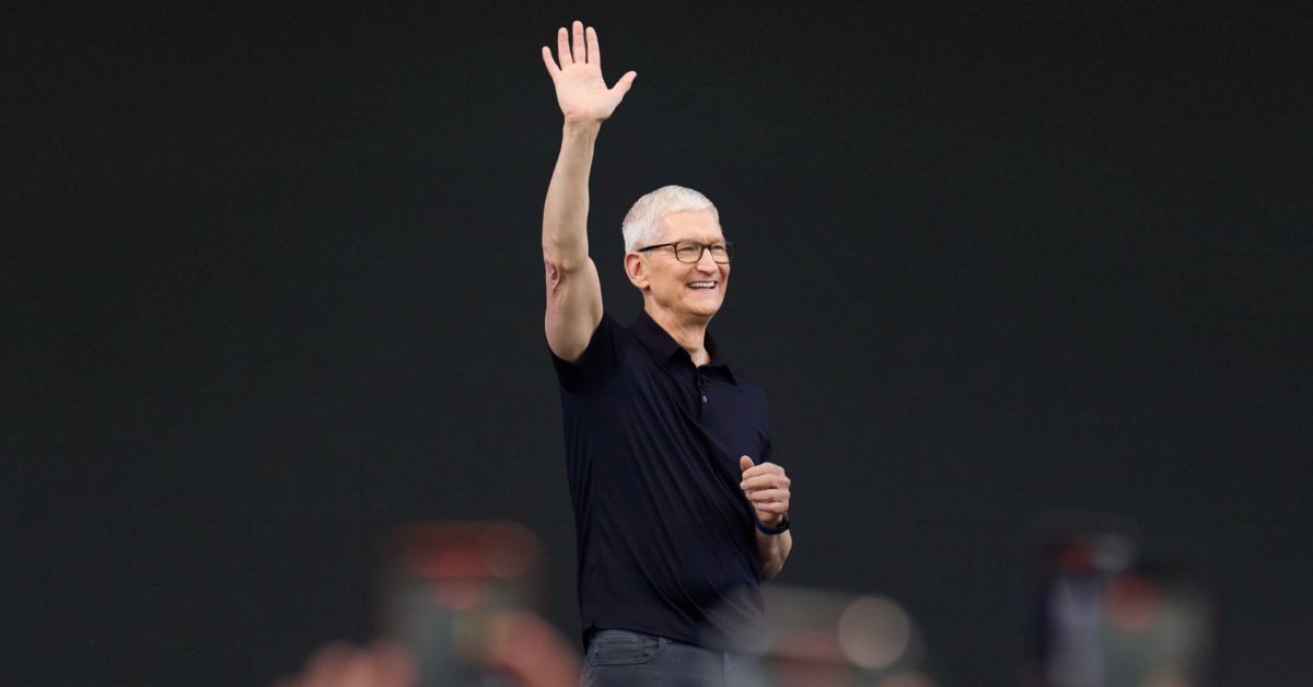 Tim Cook participa da Conferência Sun Valley ao lado de Eddy Cue