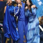 Robbie Williams durante a apresentação de uma música chamada Desire, o hino oficial da Fifa, com Laura Pausini e Nicole Scherzinger