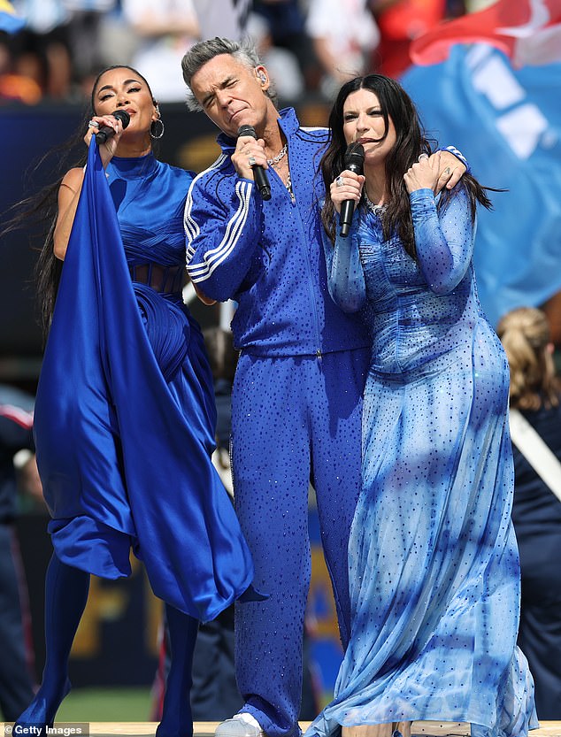 Robbie Williams durante a apresentação de uma música chamada Desire, o hino oficial da Fifa, com Laura Pausini e Nicole Scherzinger