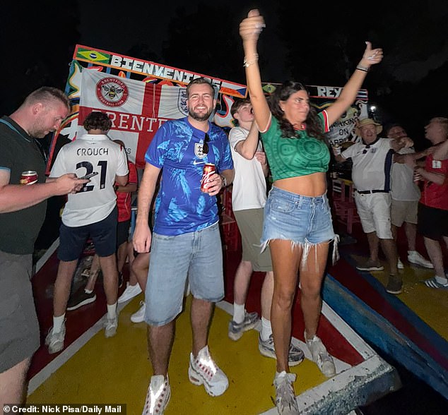 Os torcedores da Inglaterra chegaram à Cidade do México antes do jogo dos Três Leões no histórico Estádio Azteca