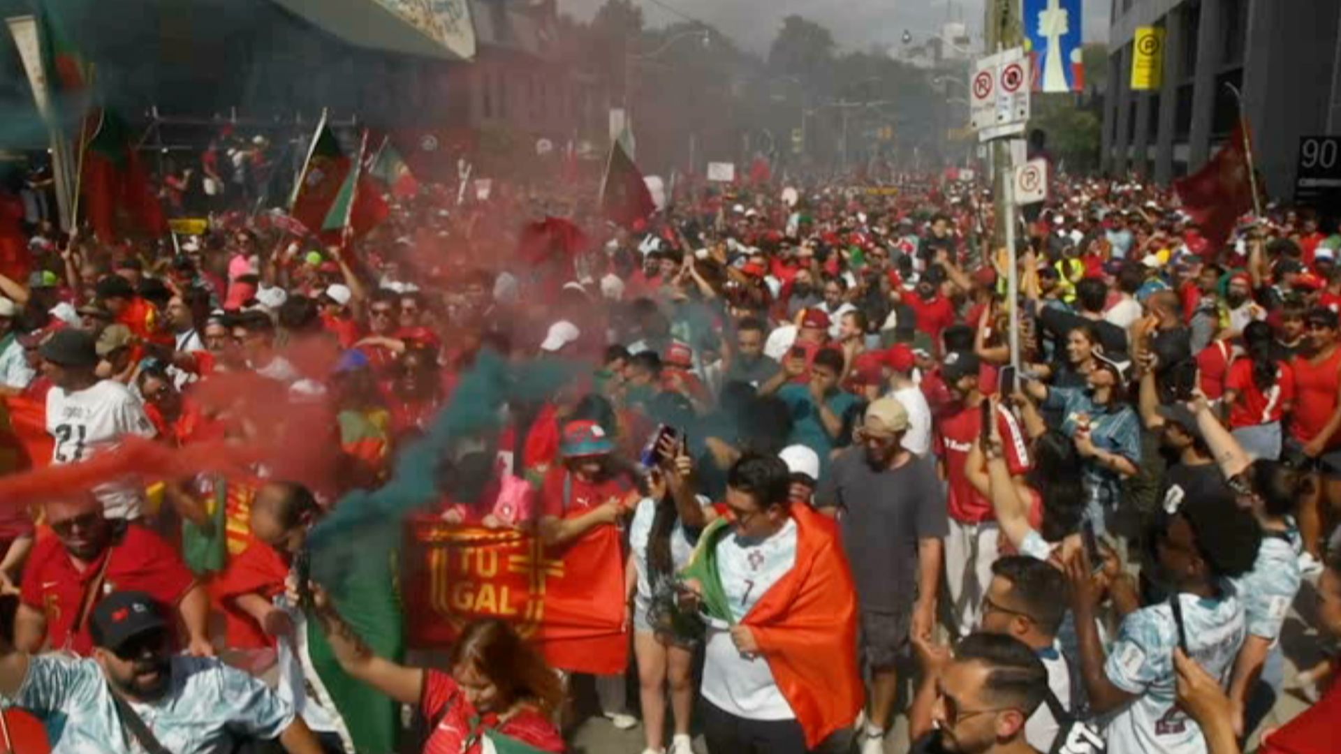 Torcedores de Portugal se reúnem antes do confronto entre Ronaldo e Modric