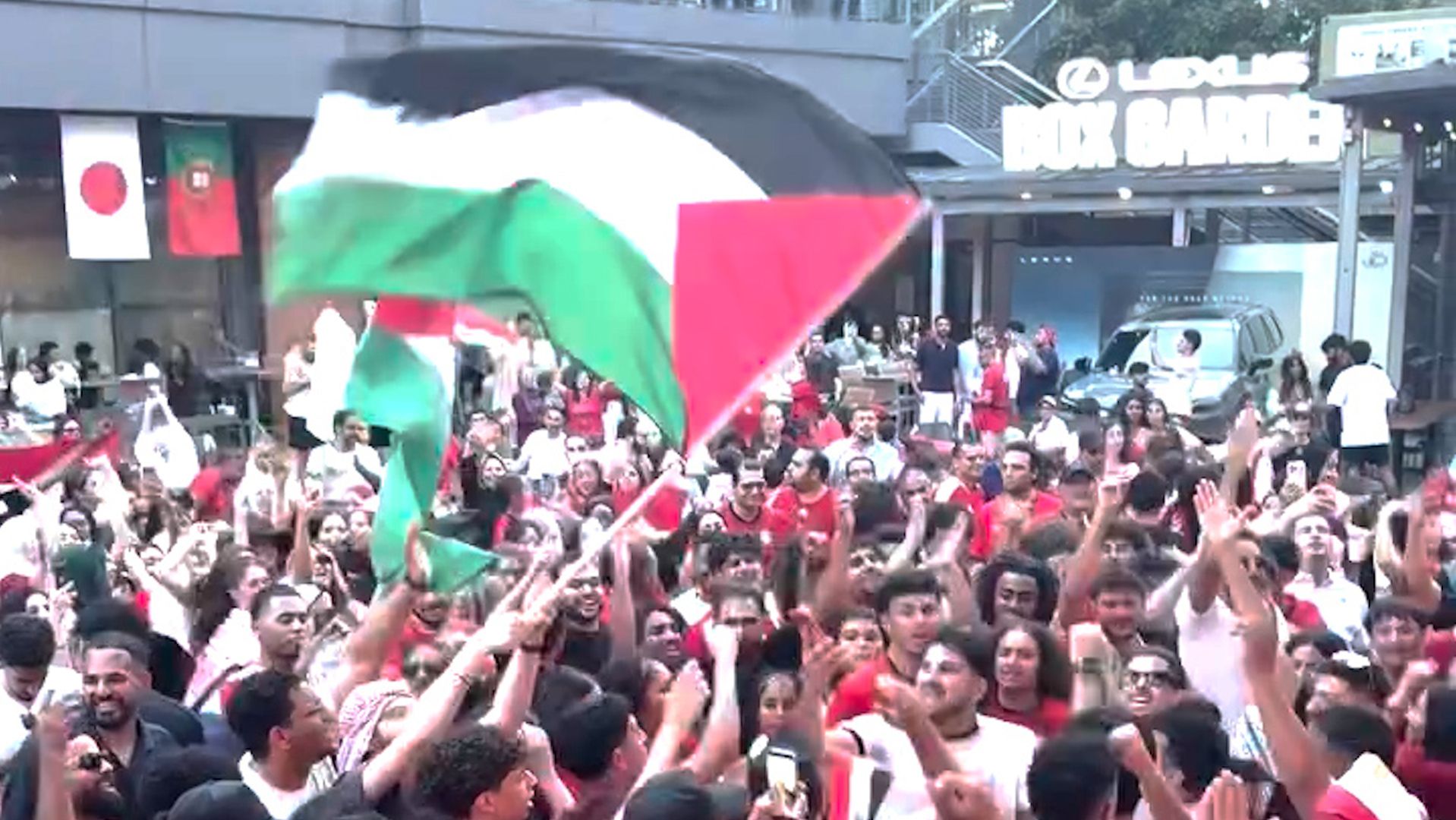 Torcedores do Egito e do Marrocos comemoram vitórias na Copa do Mundo cantando pela Palestina