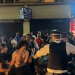 Imagens dramáticas da cena capturaram policiais lutando com fãs sem camisa enquanto multidões se espalhavam pela estrada
