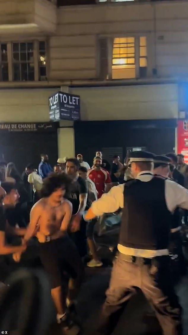 Imagens dramáticas da cena capturaram policiais lutando com fãs sem camisa enquanto multidões se espalhavam pela estrada