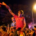 Torcedores em Madri festejam a noite toda após a vitória da Espanha na Copa do Mundo