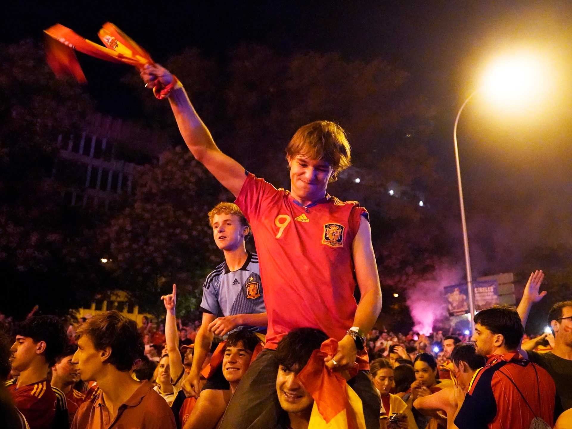 Torcedores em Madri festejam a noite toda após a vitória da Espanha na Copa do Mundo