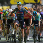 O belga Tim Merlier comemora ao cruzar a linha de chegada para vencer a sétima etapa da corrida de ciclismo do Tour de France, com largada em Hagetmau e chegada em Bordeaux, França, sexta-feira, 10 de julho de 2026. (