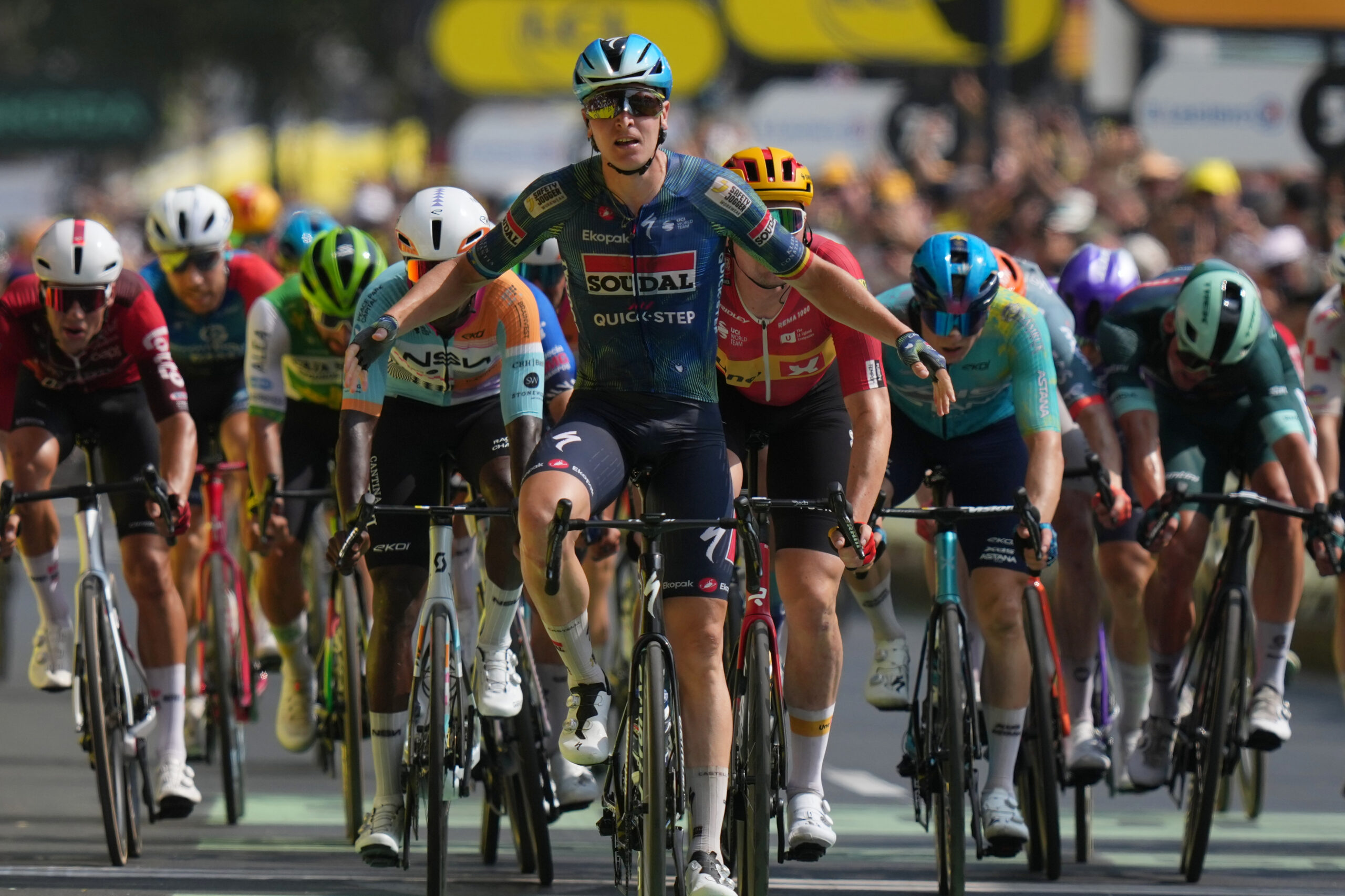O belga Tim Merlier comemora ao cruzar a linha de chegada para vencer a sétima etapa da corrida de ciclismo do Tour de France, com largada em Hagetmau e chegada em Bordeaux, França, sexta-feira, 10 de julho de 2026. (