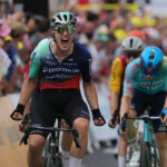 Olav Kooij, da Holanda, comemora ao cruzar a linha de chegada para vencer a quinta etapa da corrida de ciclismo do Tour de France, com largada em Lannemezan e chegada em Pau, França, W